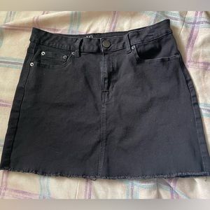 Black mid-rise mini skirt